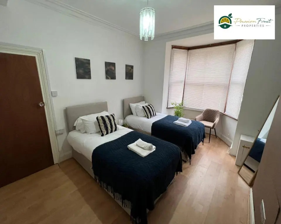 4 Bedroom 3 Bath House By Passionfruitproperties Opposite Coventry City Centre With Free Wi-fi & Garden
