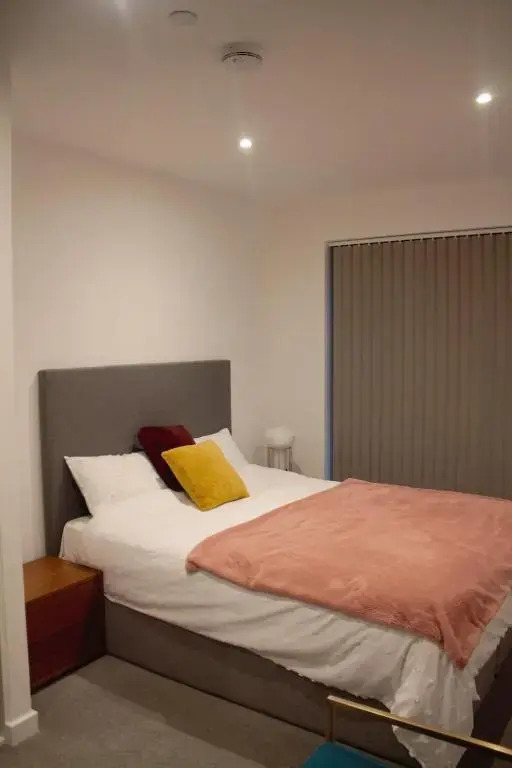 whats she want-- 2beds 2bath apartment