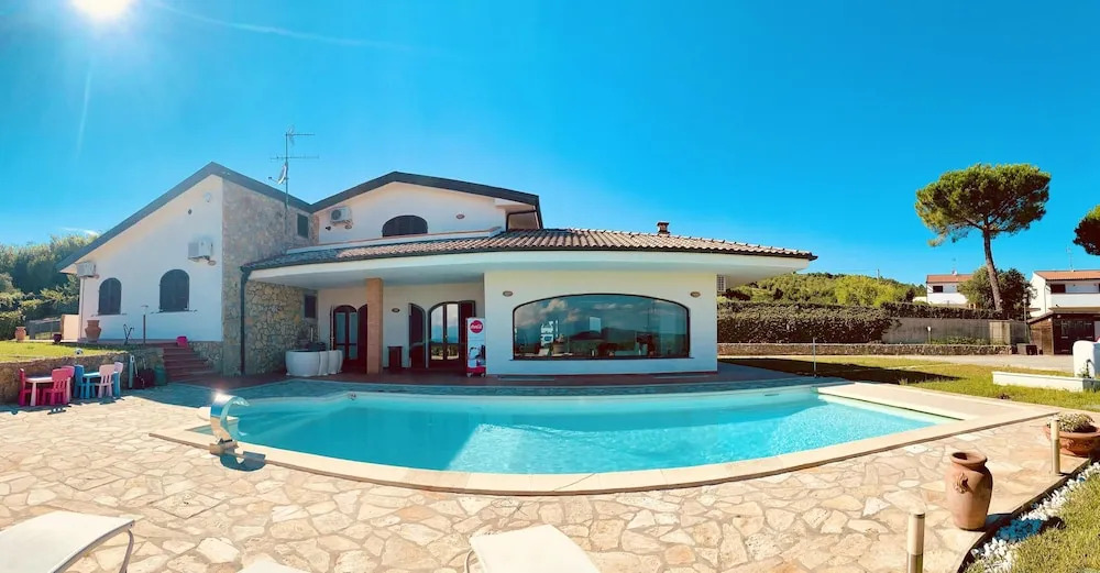 Contemporary Villa in Castellaccio with Private Pool