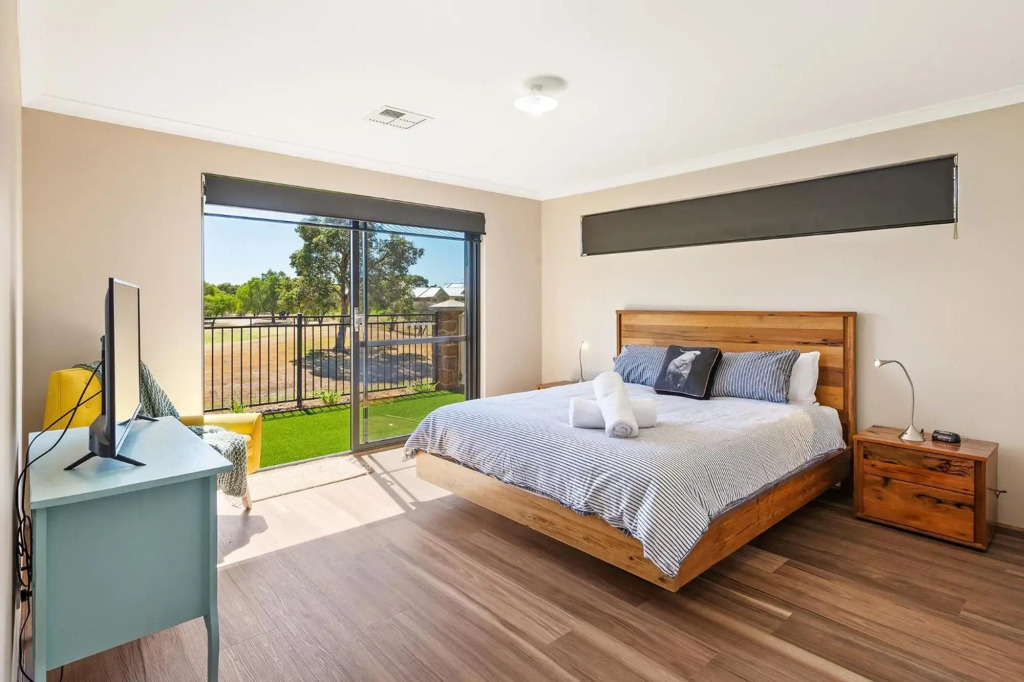 The Links - fairway views, walk to town, air-con
