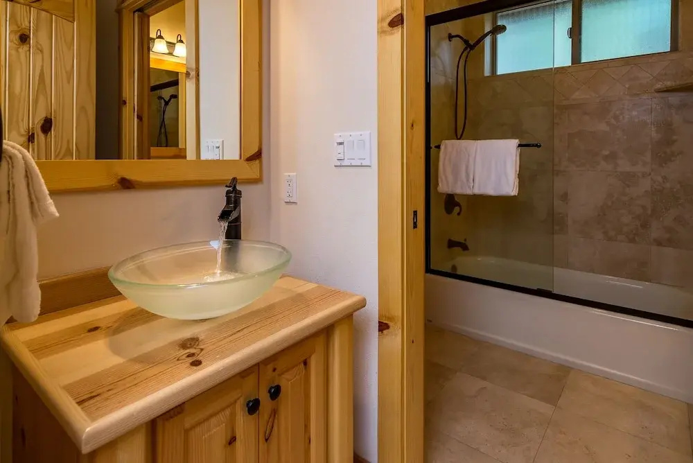 Large 4br W/ Pool, Fenced Backyard - Bike To Beach 4 Bedroom Home