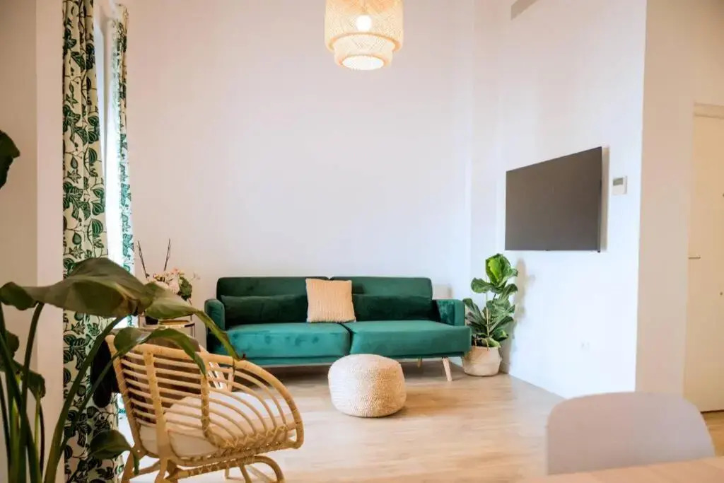 Fantastico apartamento recien renovado con piscina en la azotea, dos dormitorios y aparcamiento gratuito en la calle.