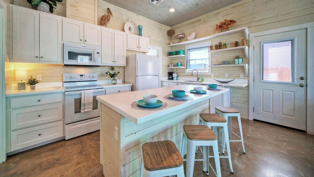 Sleeps 24, 2 Homes Pool, Backyard Tiki Bar, Fire Pit, Cornhole Walk to Beach