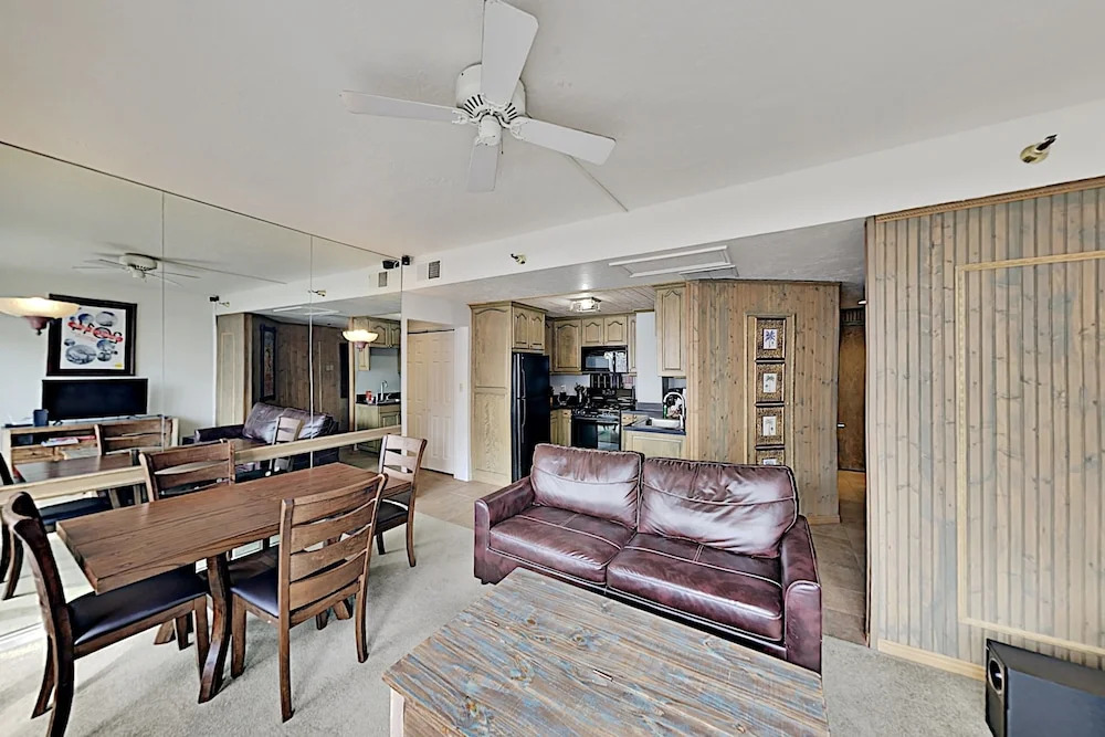 Downtown W/ Views - Walk To Lifts! 1 Bedroom Condo
