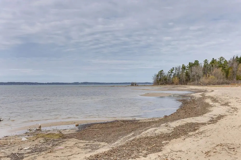8 Mi to Traverse City: Bayside Couples Retreat