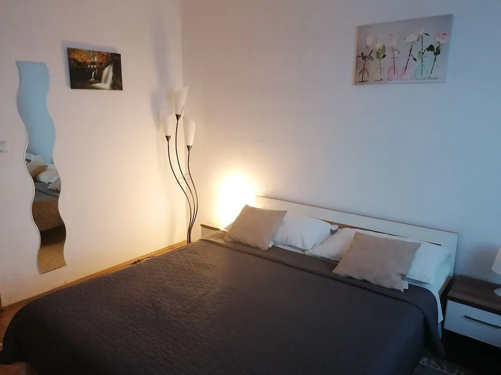 Apartment And Rooms Nevenka