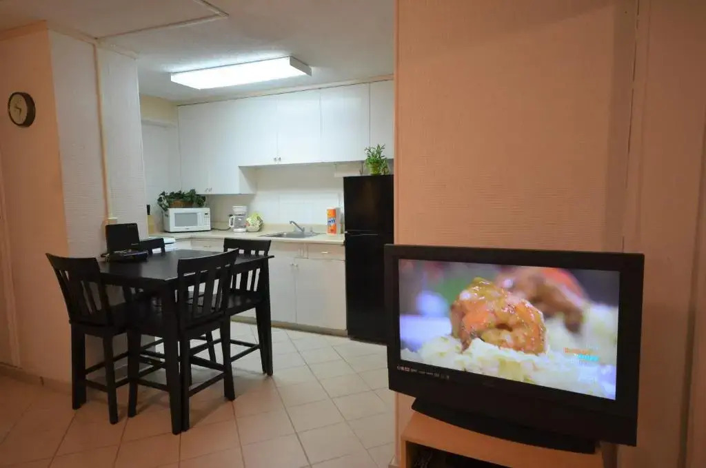 Hawaiian King 501 Studio, Pool and BBQ Grill, Sleeps 4