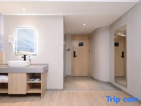Qingmu Hotel (Nanjing Changfu Street Subway Station Bayi Hospital)