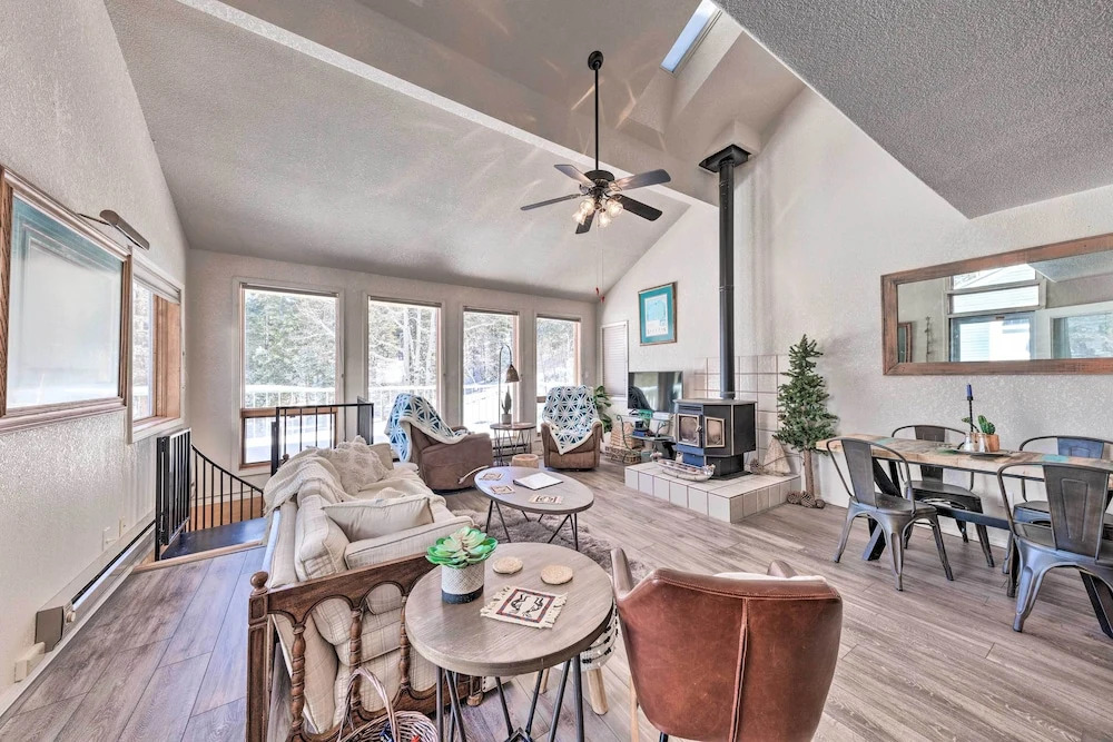 Bright Cloudcroft Condo w/ Game Room + Deck!