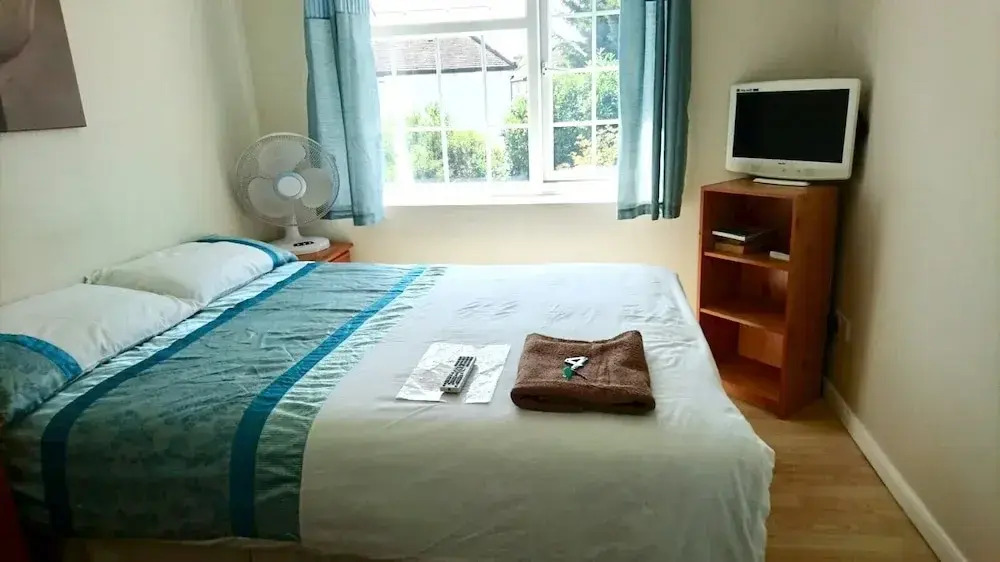 Double with shared bathroom sleeps 1-2 located 5 minutes from Heathrow dsbyr