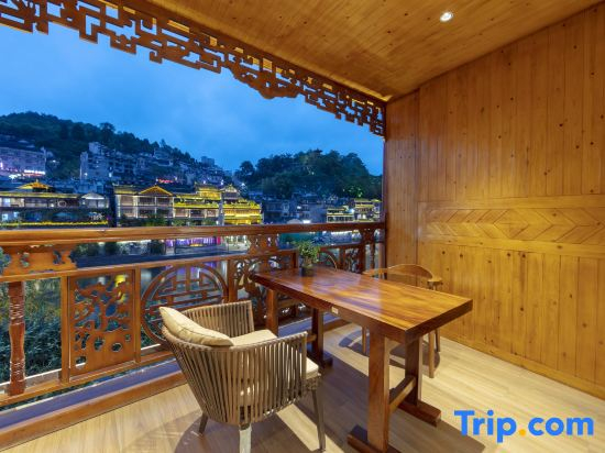 Yunshang 180 ° panoramic intelligent Jiang Jing Mei Su (Fenghuang Ancient City Tuojiang Branch)