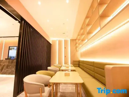 Xinyi International Hotel (Xihongmen Huiju Shopping Center Subway Station)