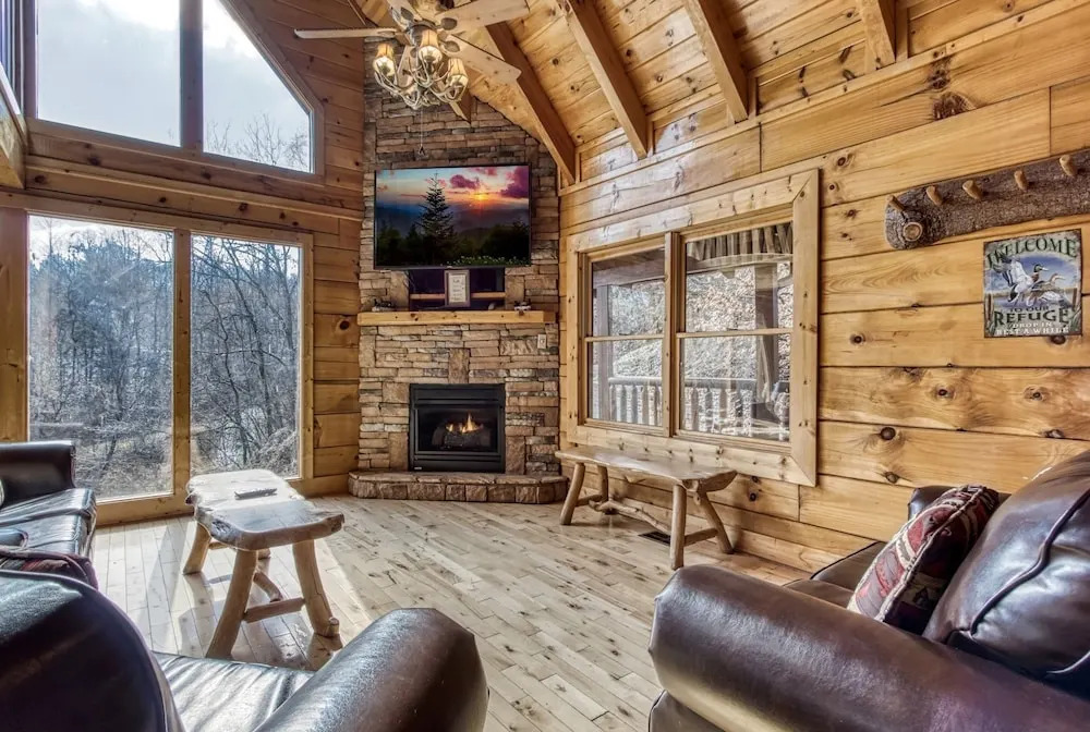 The Wildlife Lodge - Great Location! Close To Tanger Outlets! 5 Bedroom Cabin by RedAwning
