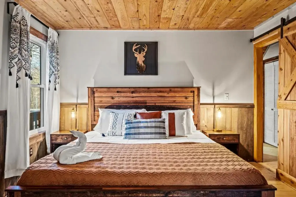 Smoky Bear BnB! Theater, Game Room, Hot Tub, Bar, 5Br 5Ba
