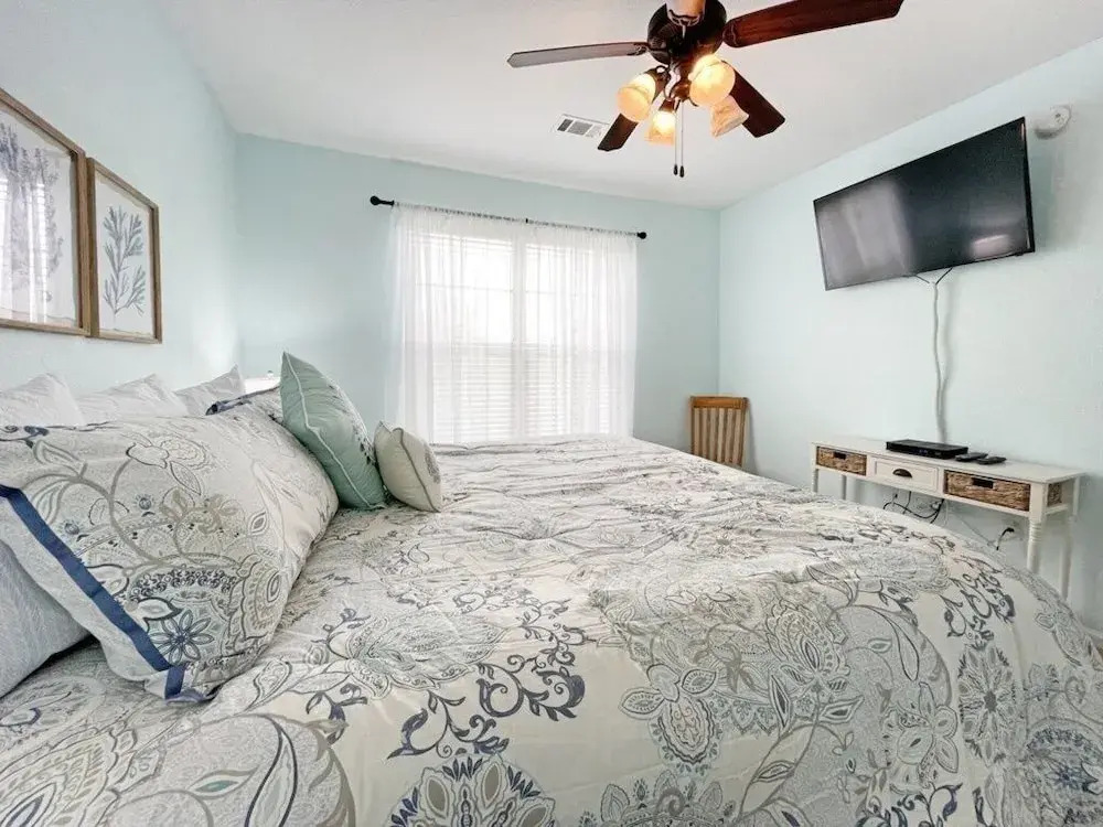Lullaby Loft 3 Bedroom Condo by RedAwning