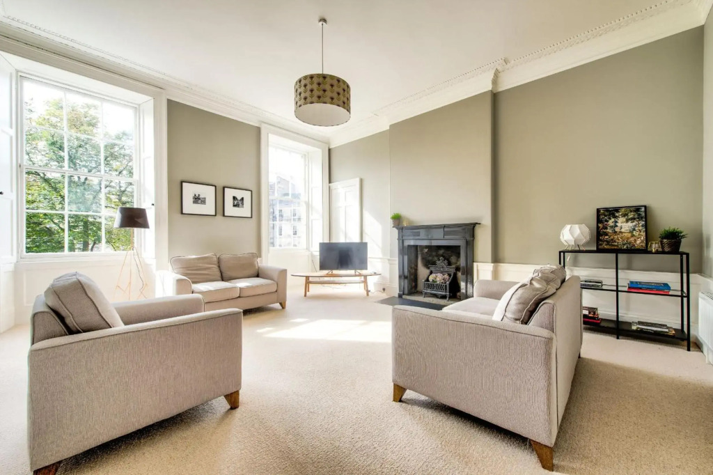 Bright and Spacious 4-bedroom Apart in Stockbridge