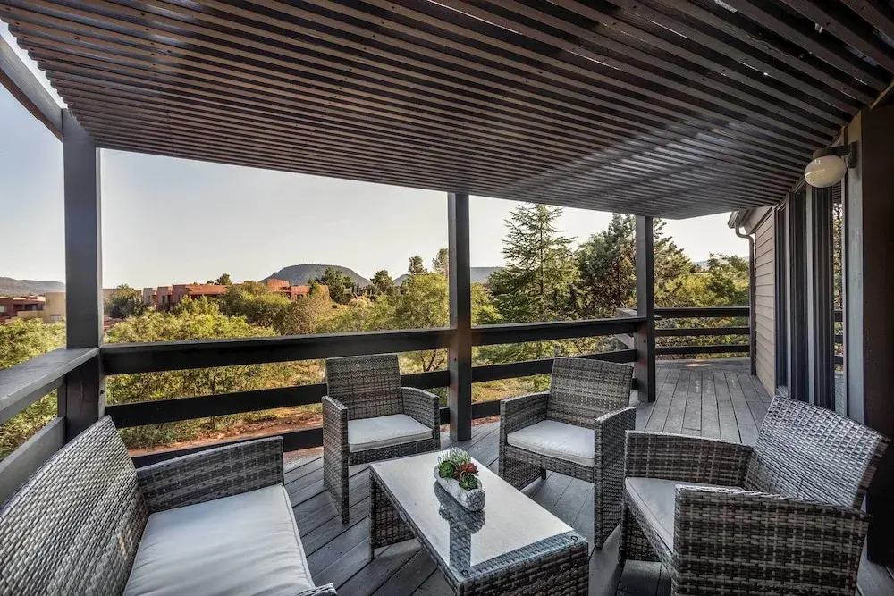 Outdoor Entertaining Space: Seonda Mtn-view Home