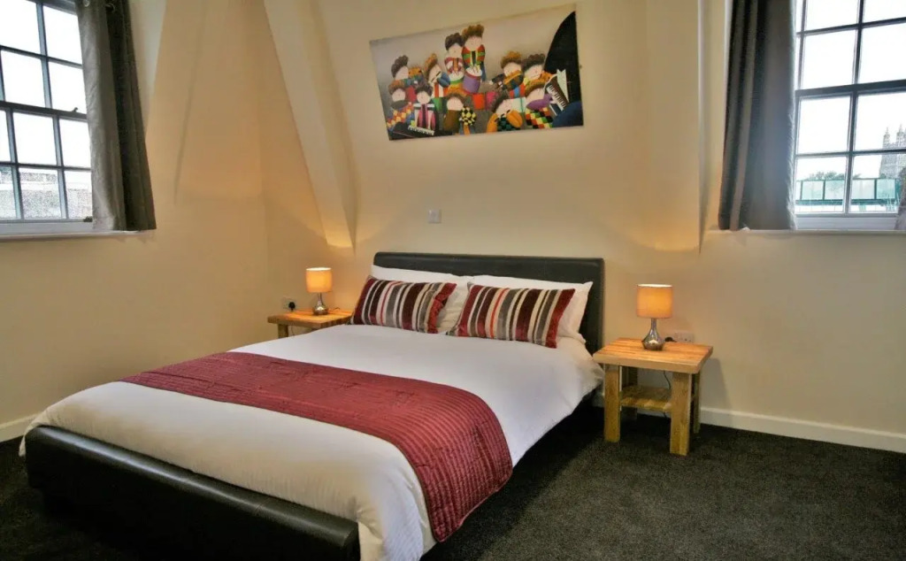 Central Hotel Gloucester by RoomsBooked