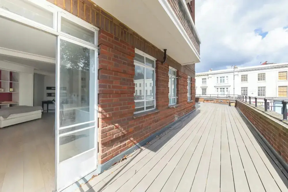 Sleek & Stylish 1BD Flat w/ Balcony - Kings Road
