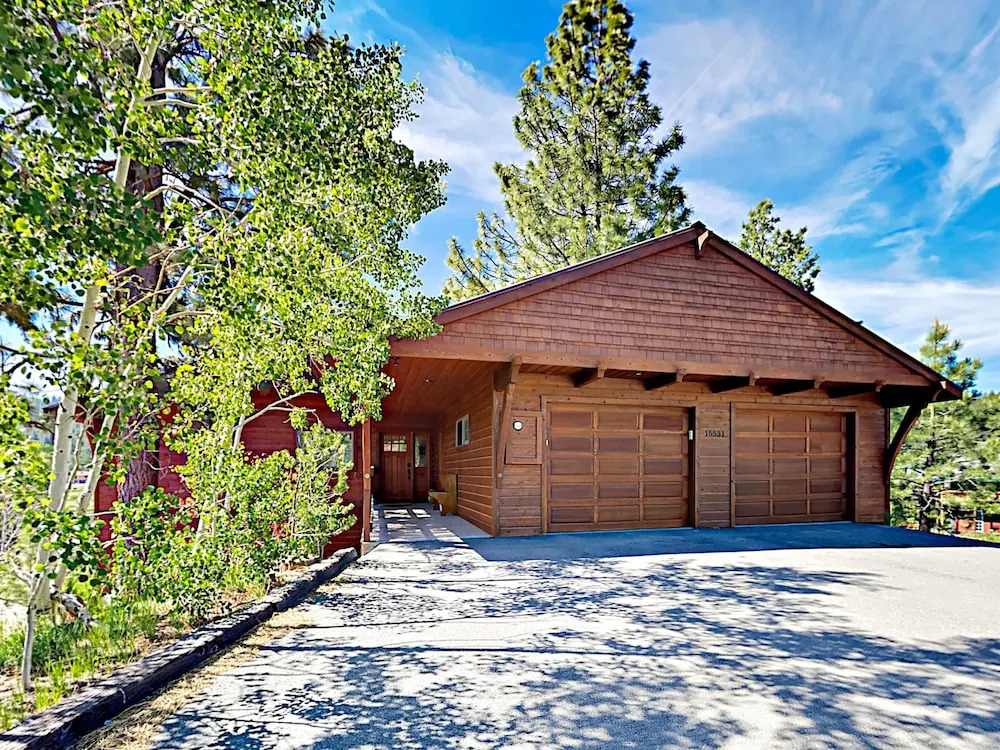 Spacious and Scenic Truckee House by RedAwning