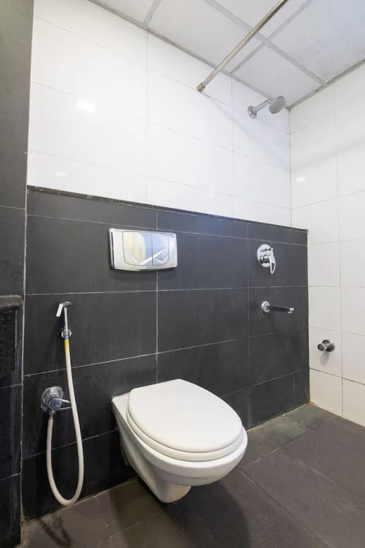 Capital O 490 Hotel Compact Maple Leaf