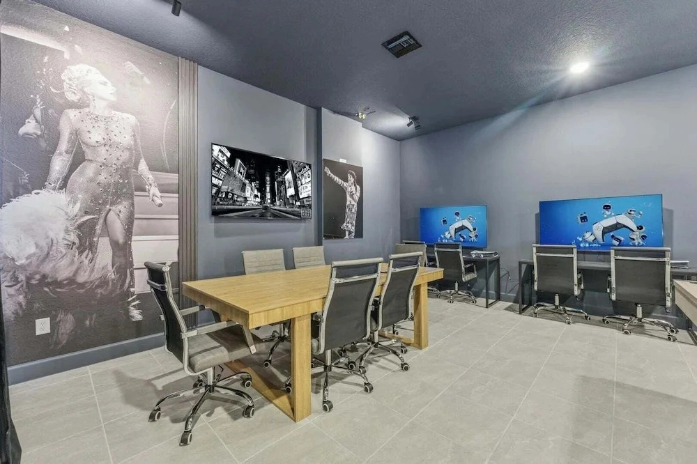 Paradisos Luxurious New Home w 15 Ensuites