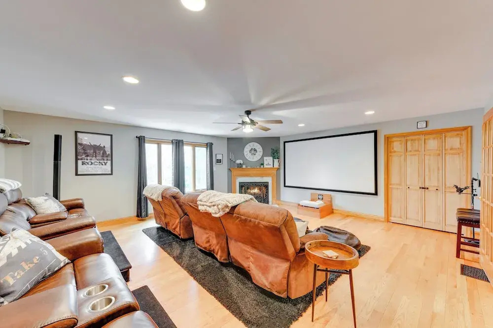 Pocono Lake House Hideaway: Hot Tub & Theater Room