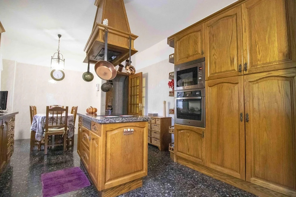 Villa With 5 Bedrooms In La Esperanza With Indoor Pool Enclosed Garden And Wifi