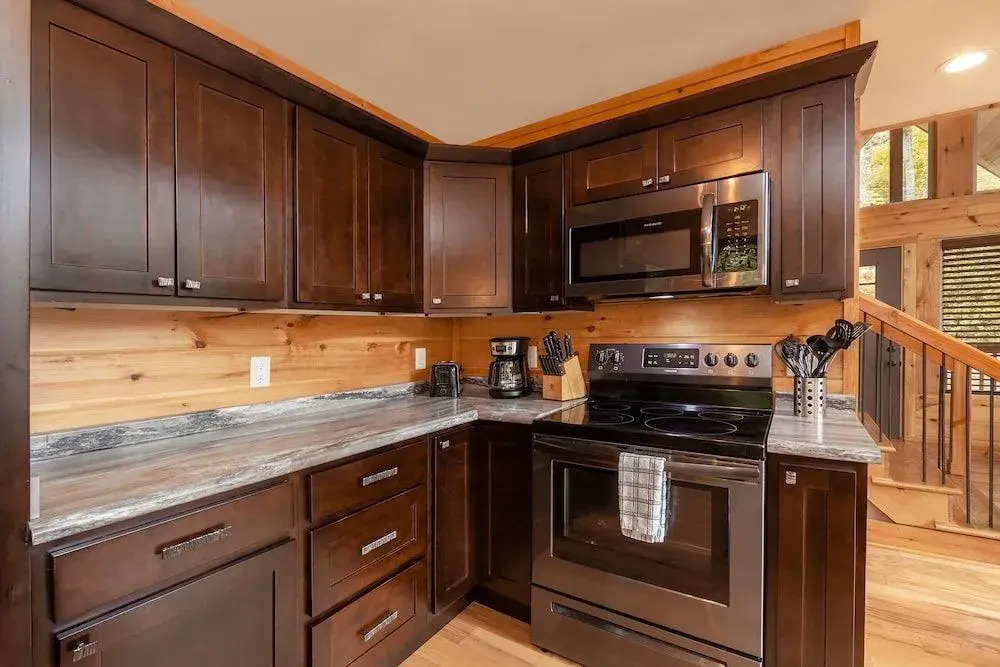 Creekside Manor 3 Bedroom Cabin by RedAwning