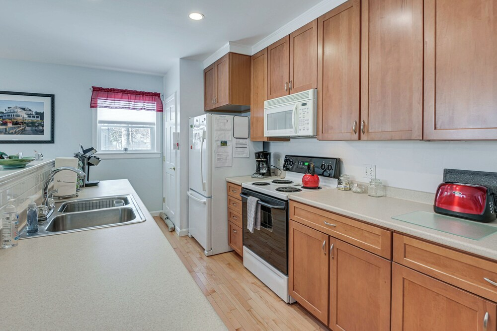 Unbeatable Downtown Location! Bar Harbor Apt