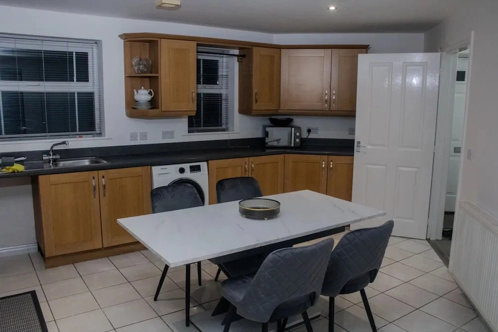3-bed-sleeps 5 With Garden and Parking