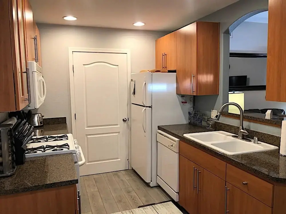 Uptown Simplicity - 3 Bedroom by Casago