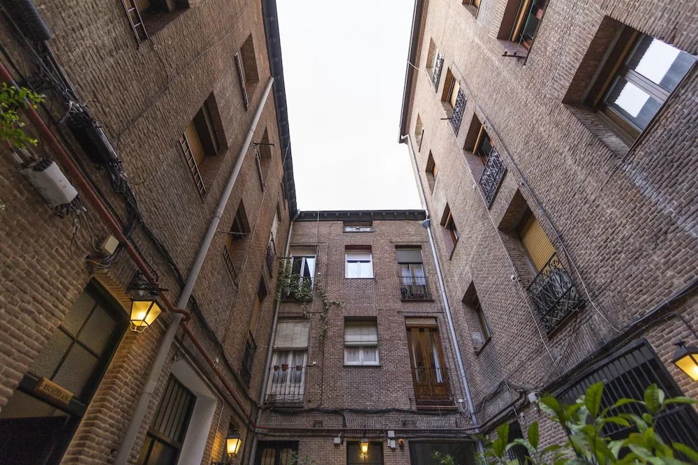 Dobo Rooms Zurbano I