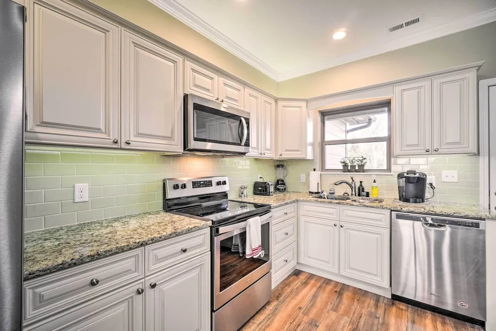 Chic Townsend Condo w/ Saltwater Pool!