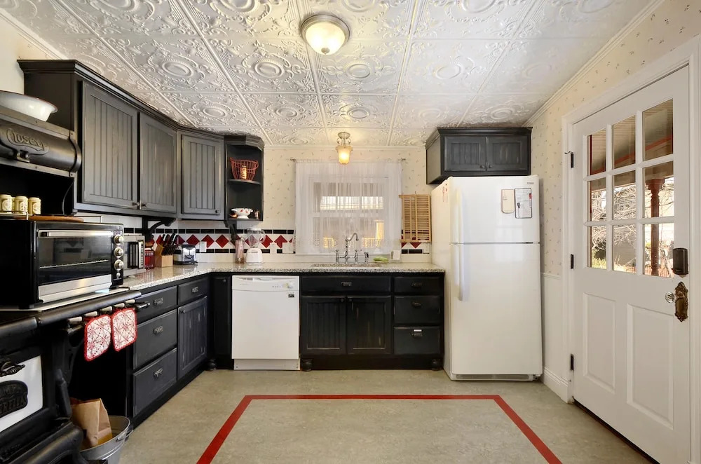 2BR 2BA Remodeled South Austin Cottage by RedAwning