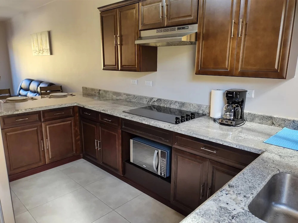 #1 New & Modern 2 bed Suite With Shared Pool