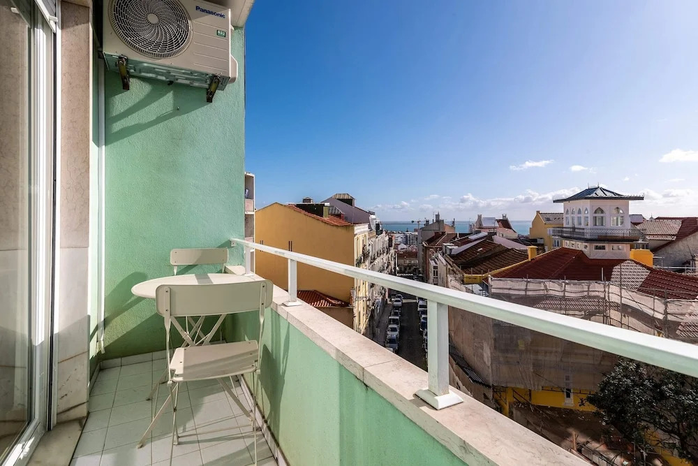 Guestready - Bright 2BR Apartment in the Heart of Graça