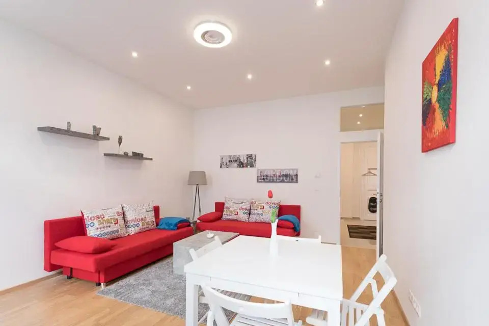 Bright Red Heart Apartment in Leopoldstadt