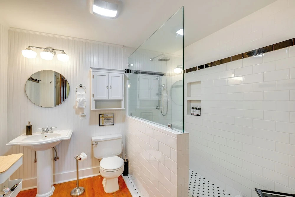 Granbury Home w/ Fire Pit, Walk to The Square!