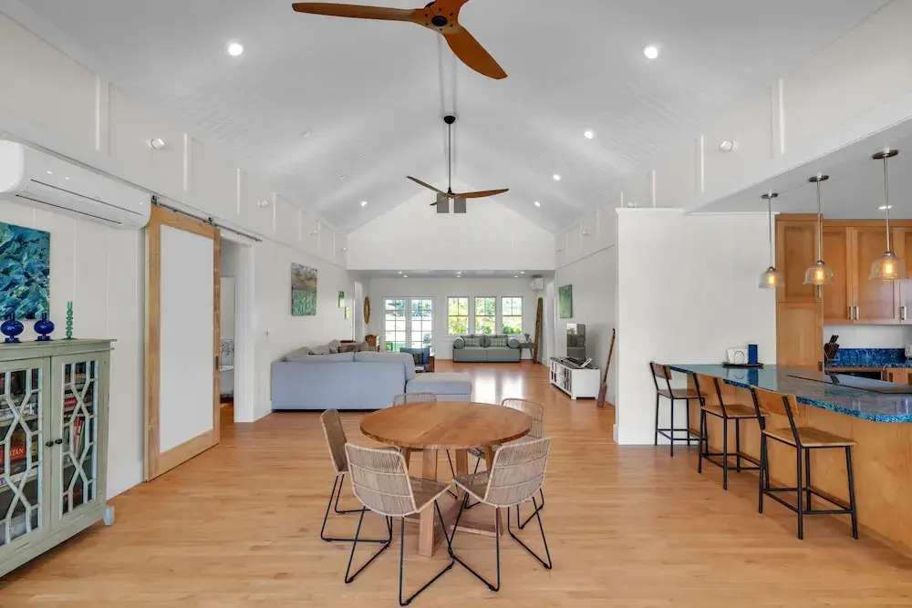 Gorgeous Renovated 1937 Plantation Style Beach House 50 Steps to the Center of the Beach home