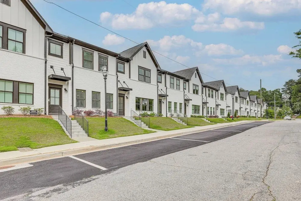 7 Mi to Dtwn: Sleek Retreat in Atlanta!