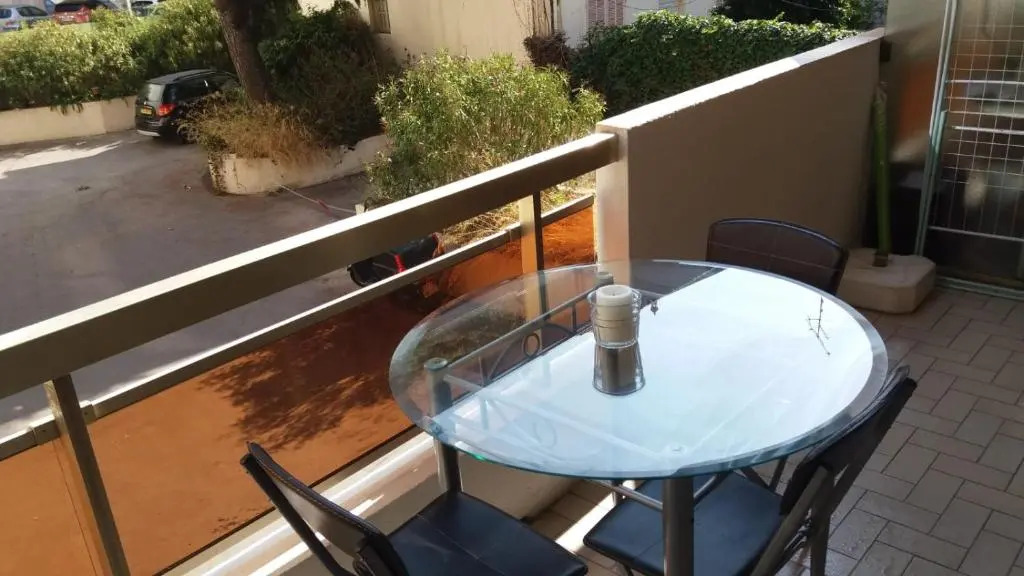 STUDIO 3mn A PIED DE LA PLAGE AVEC TERRASSE