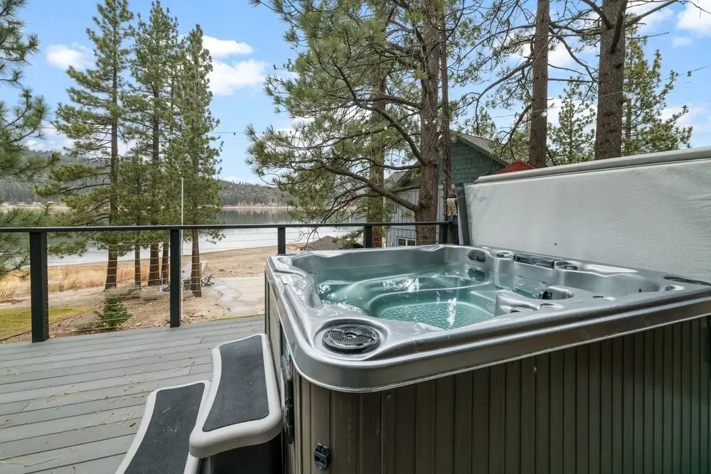 40 - Waterfront Retreat 4 Bedroom Home by Redawning
