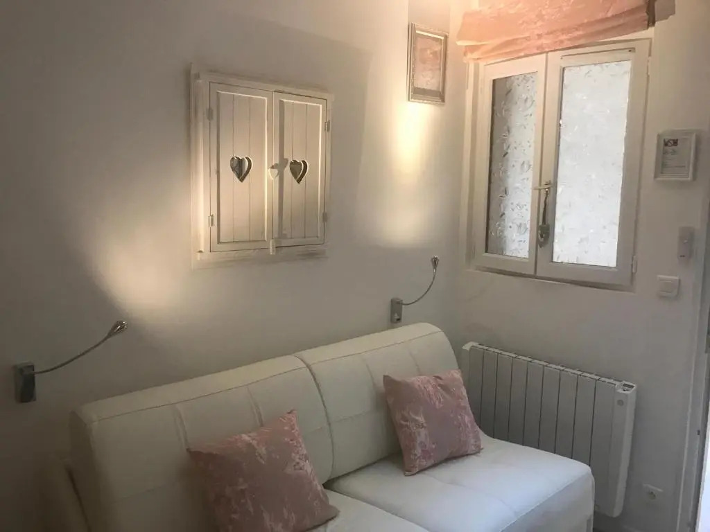 Superb Tiny House in Heart of Paris 1st!