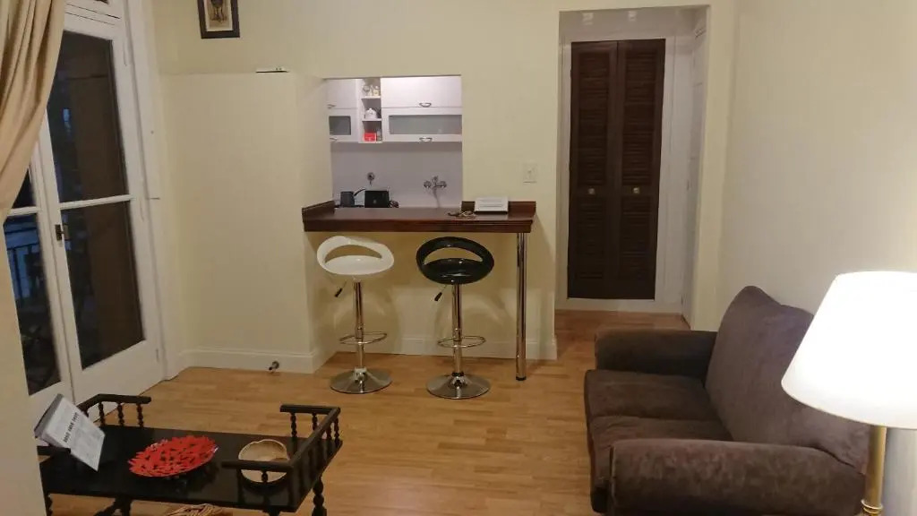 Excelente departamento con balcón a la calle sobre avenida