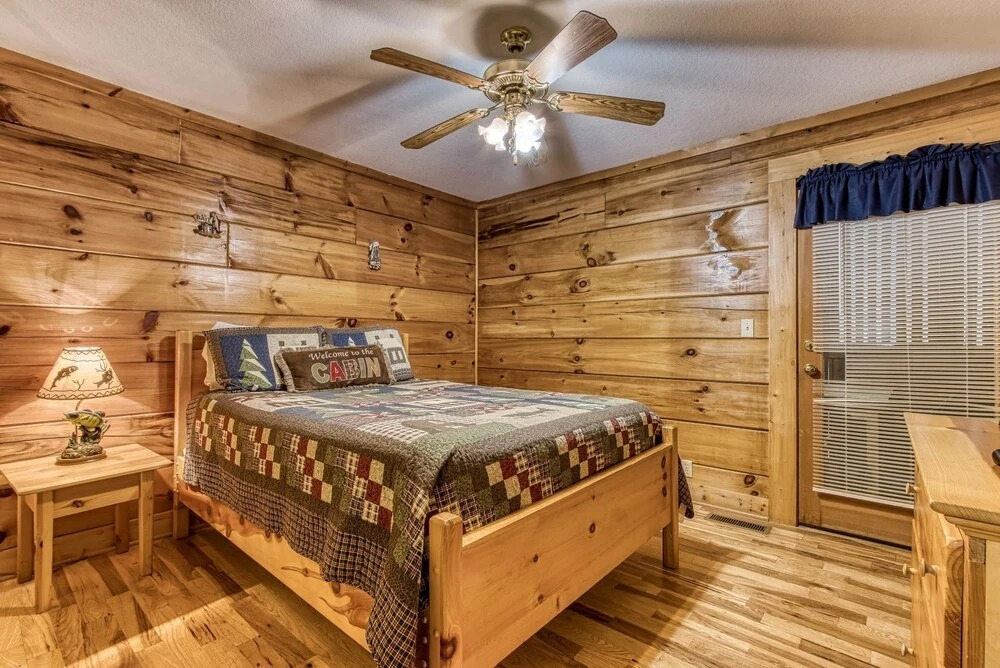 Er203 Living the Dream 4 Bedroom Cabin Close to Town by RedAwning