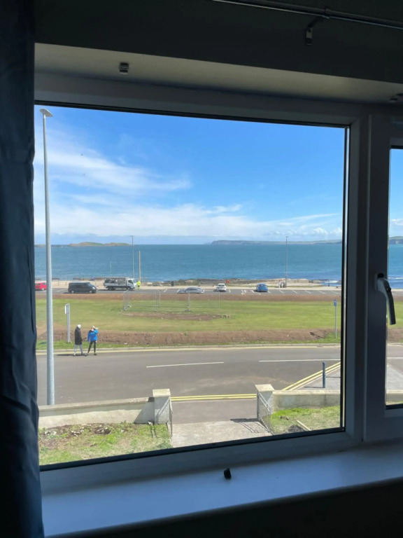 Causeway View Portrush - large 4 bedroom seafront house