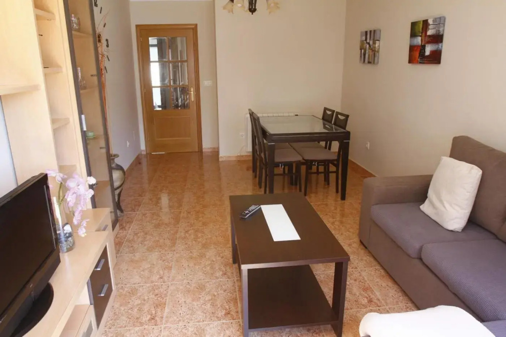 Apartamentos La Perla con piscina y parking
