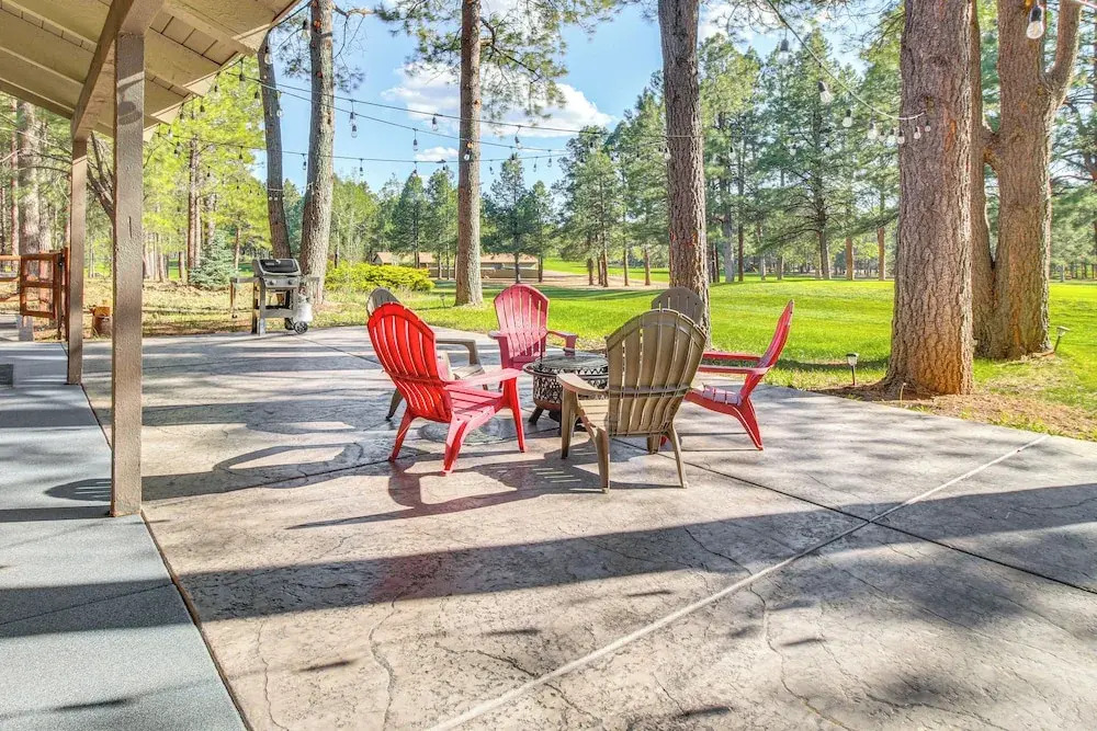 Golf Course Getaway & Hot Tub Haven in Pinetop!