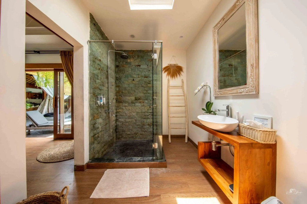 Elvano villa in heart of seminyak and near beach